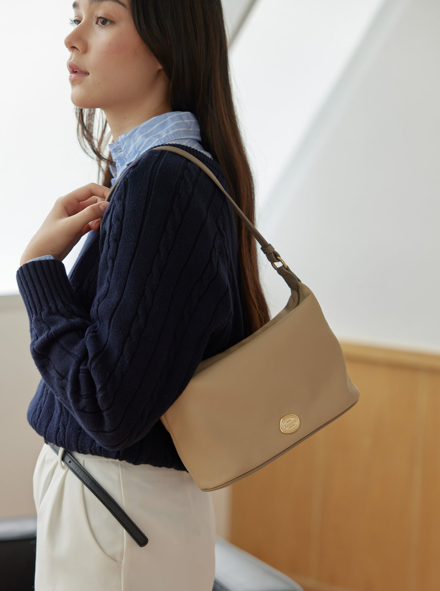 COMFY [Nude Latte] : HOBO Nylon bag