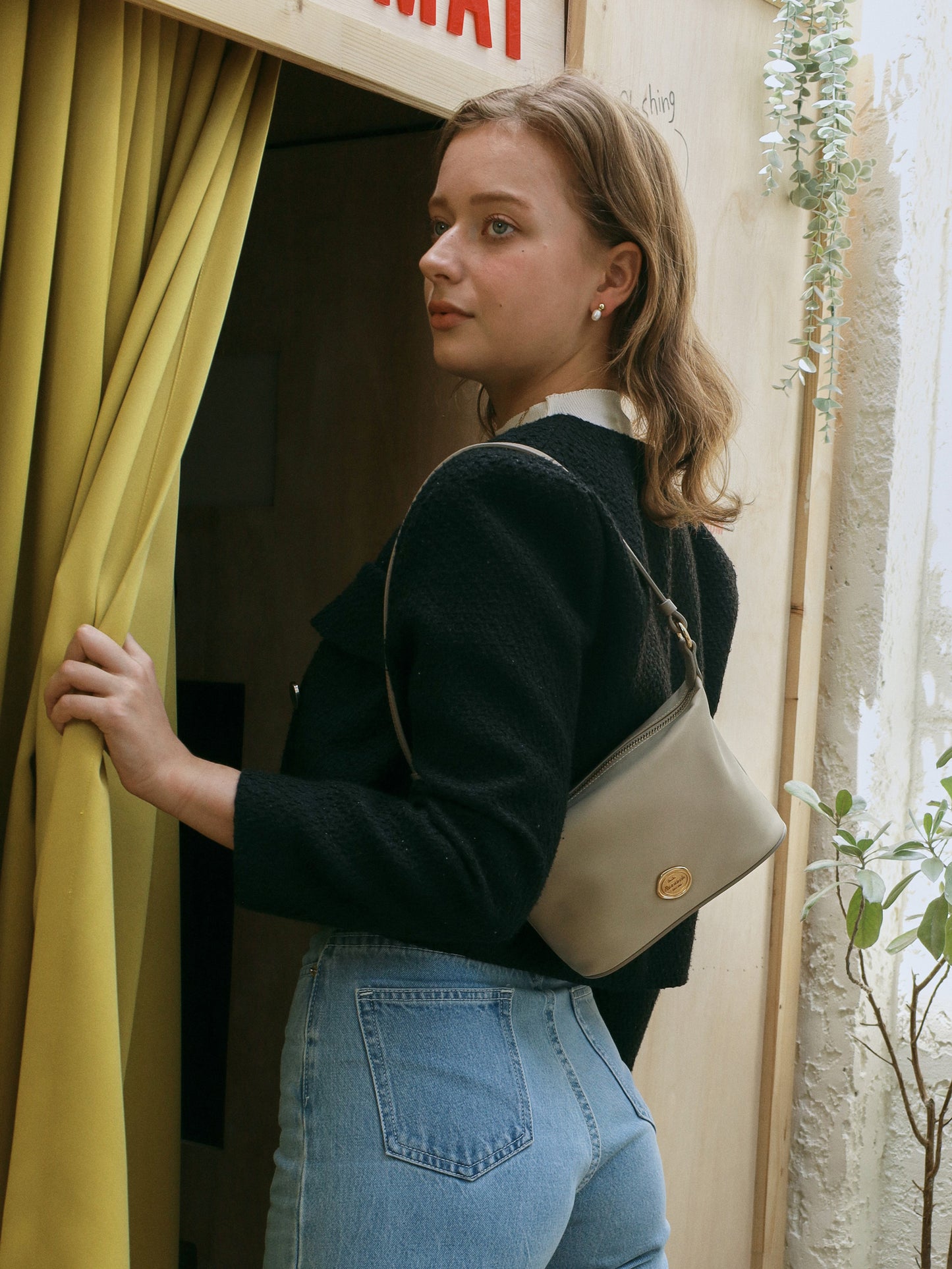 COMFY [Nude Latte] : HOBO Nylon bag